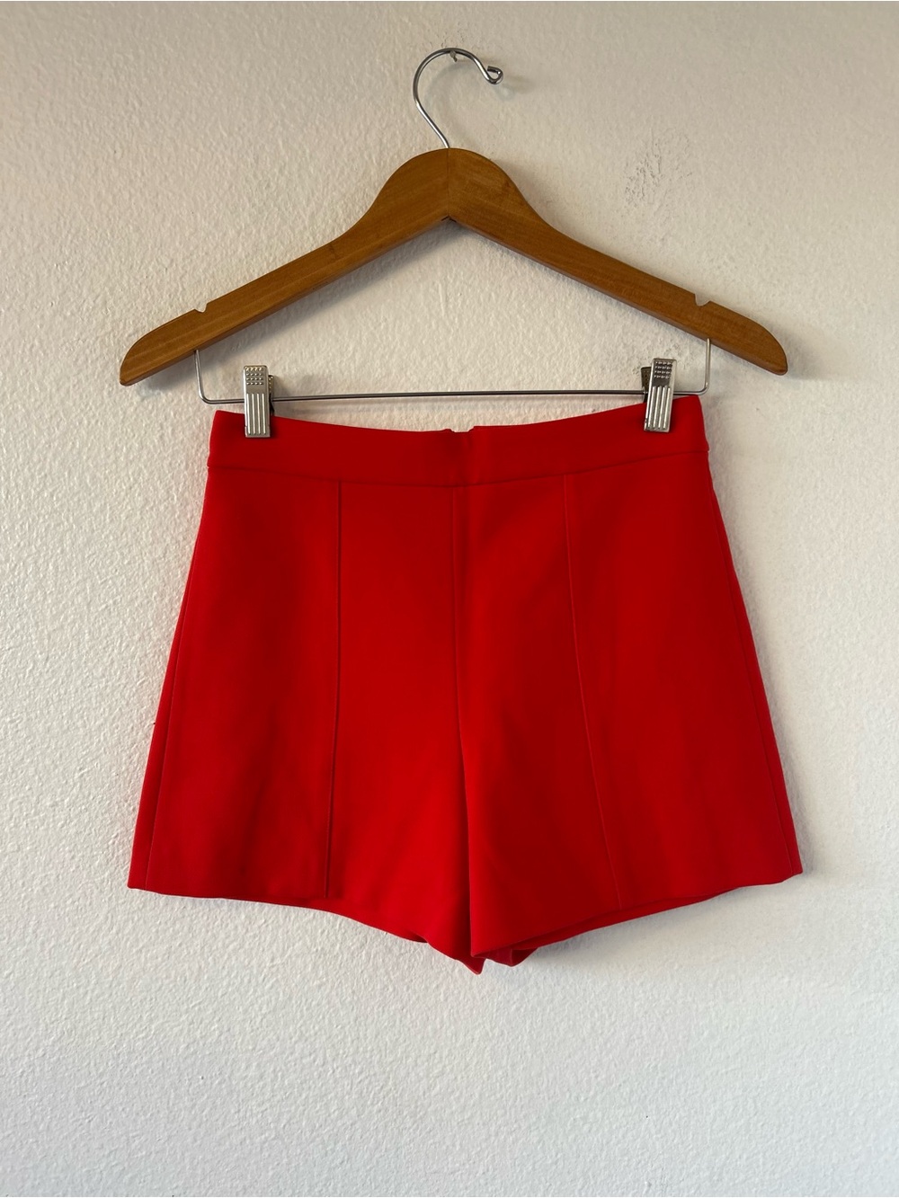 Alice + Olivia Red High-Waist Women's Shorts Size 0 - Picture 3 of 9